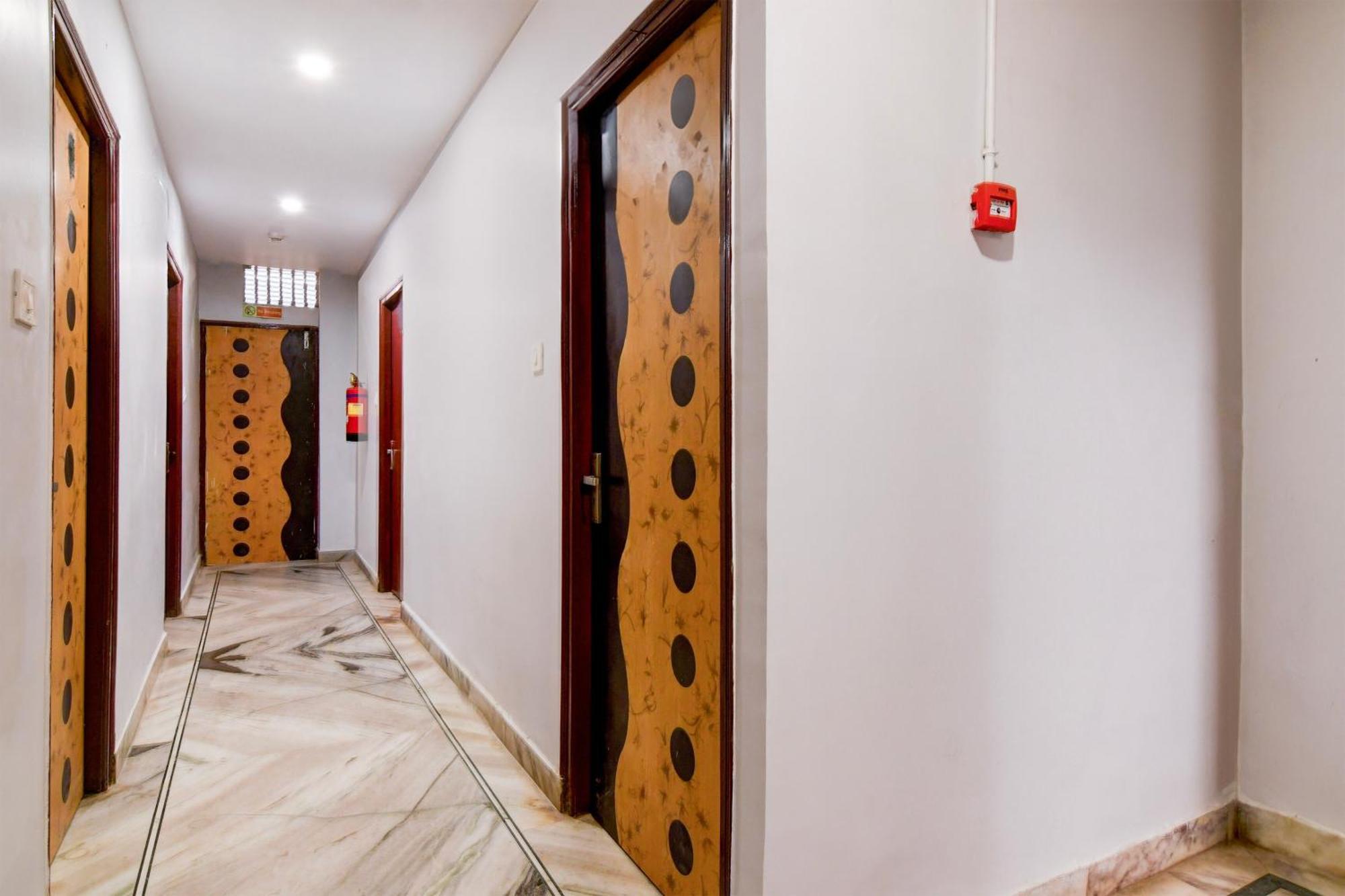 Super Hotel O Picnic Garden Formerly Amaris Stay Kolkata Exterior photo